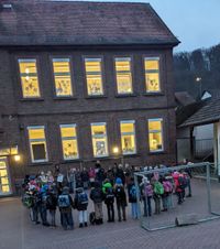 gemeinsames Singen zum Start vom Adventsbasteln auf dem Schulhof 